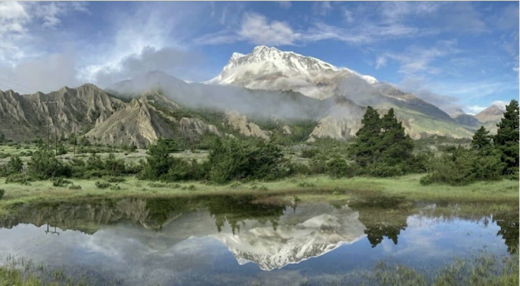 瑪南山谷，雪山倒映湖面
